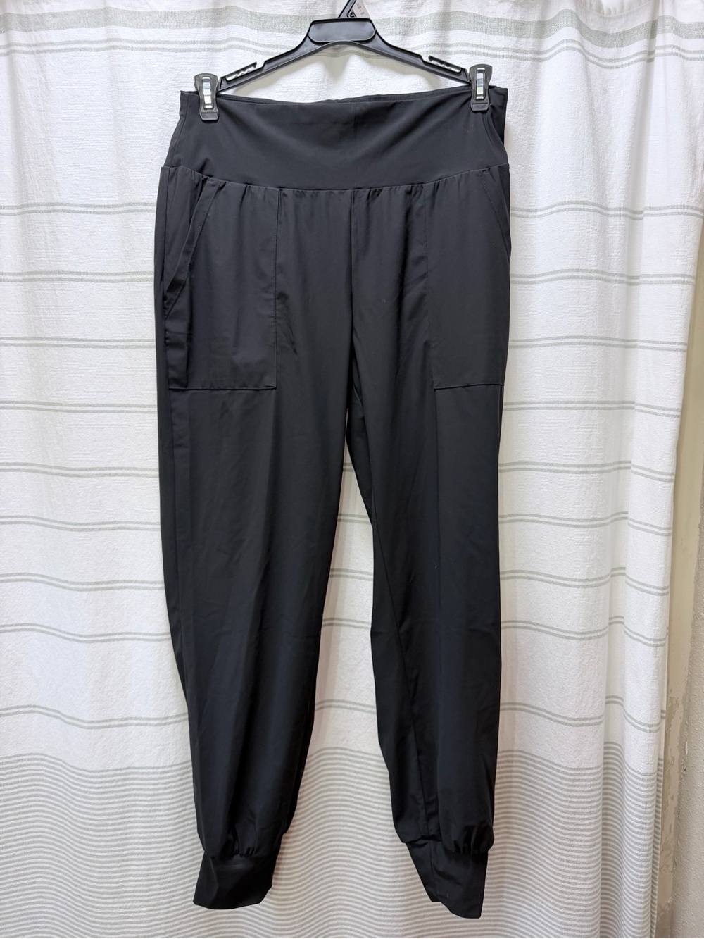 HALARA Black Women’s Jogger Pants with Elastic Ankles